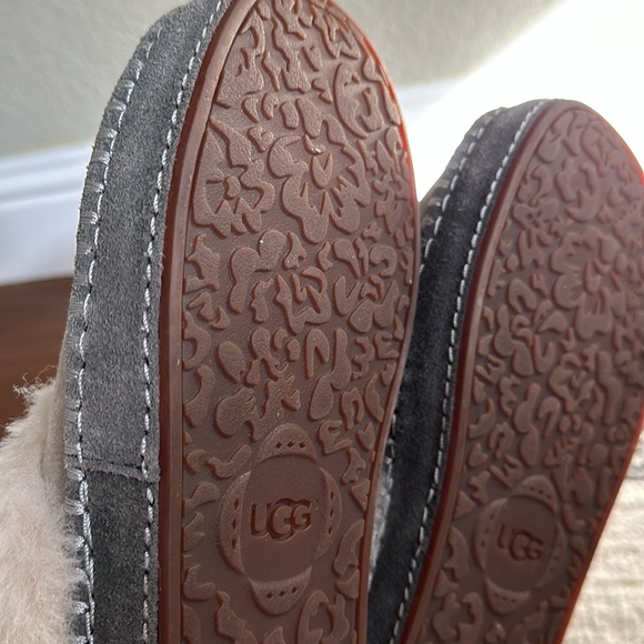 Ugg Aira slip on slippers size 9 - Picture 7 of 7
